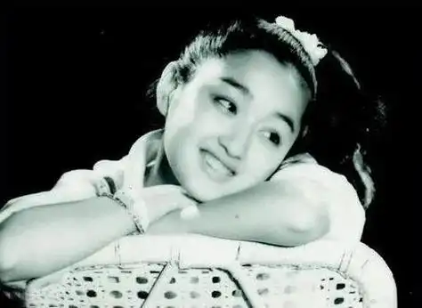 杨钰莹终究是老了,在美颜状态下年轻漂亮,但身材不会"说谎"