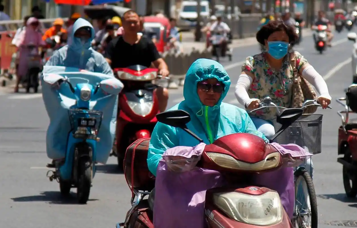 37℃暴晒街头,女士全副"捂"装,为生计奔波令人尊重