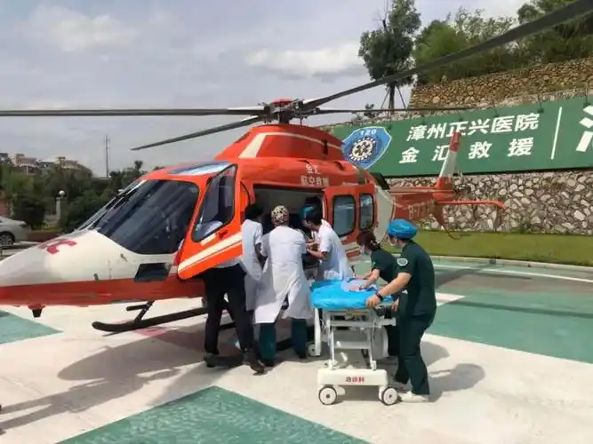 漳浦一司机途中翻车,直升机12分钟送到漳州急救