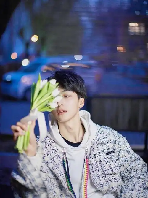 何洛洛最新写真曝光 手拿郁金香光影幢幢勾勒少年模样