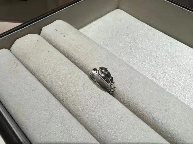 宝格丽蛇骨戒指