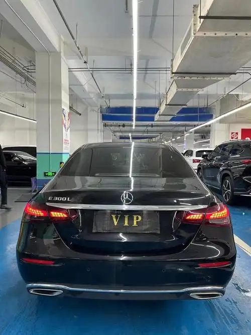 35万 21年奔驰e级 2021款e300l 立标时尚型,64色氛围灯,电动尾门