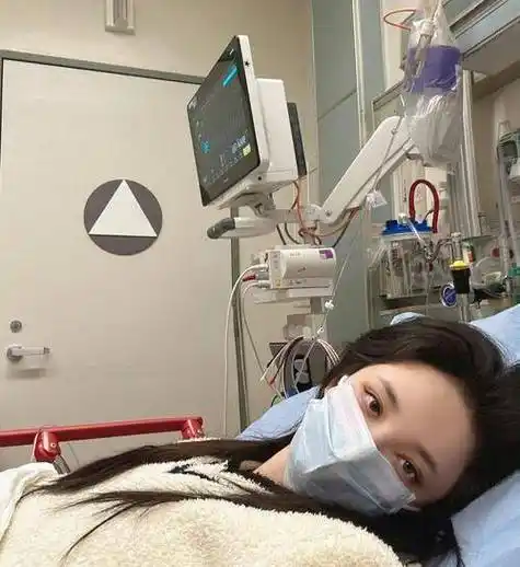 刘雨欣晒出的自拍照片中,她躺在病床上,戴着口罩,神色显得有些憔悴.