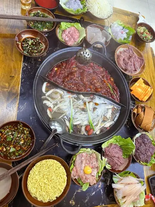 他们家重庆火锅传承了重庆老灶火锅的精髓,其汤底色泽诱人,香气扑鼻