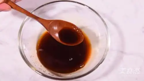小碗中加入料酒,蚝油,白醋,盐,生抽,白糖调成宫保汁