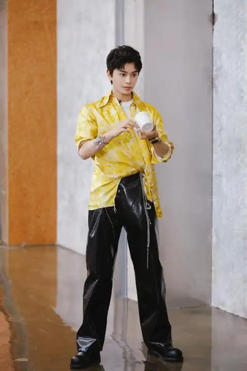 丁禹兮超话#绷不住了啦#掉落一组花絮照94今日小tips:看@丁禹兮是否