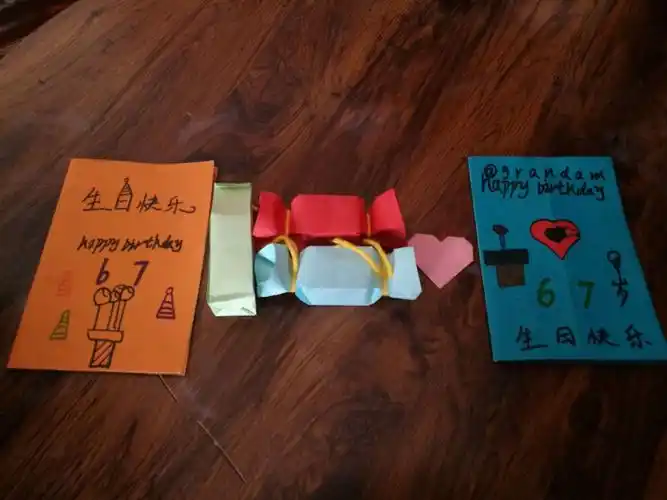 我们给姥姥制作的手工生日礼物