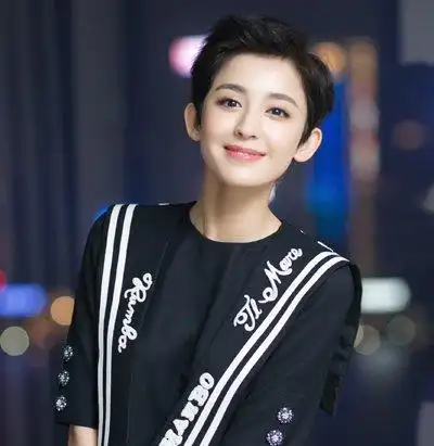 古力娜扎的头发又短了 露耳短发变身帅气"假小子"