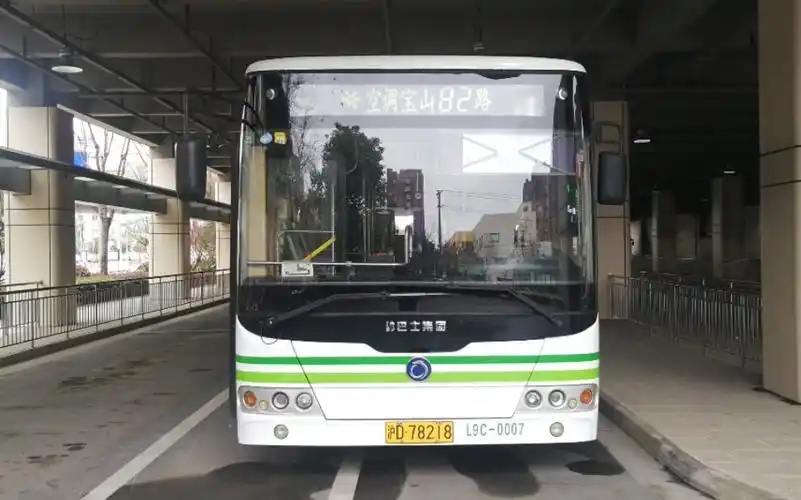 (巴士五公司)上海宝山82路公交车终点站陆翔路沪联路离站(陆翔路沪联