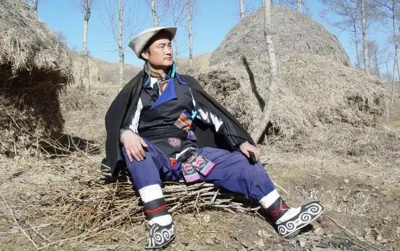 2008年土族服饰被列入第一批国家级非物质文化遗产名录.