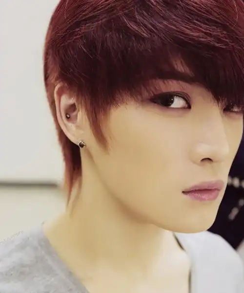 金在中时尚烫发发型,只做清新小男人,呈现出好看的模样!