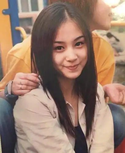 今天上午,王子文po出了自己16岁时的旧照,并配文写道:"翻出两张旧照片