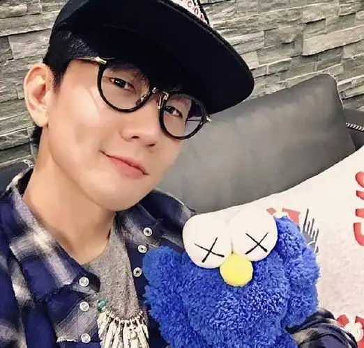 有一说一林俊杰戴眼镜真的很好看,配合穿搭显得可爱元气又斯文,宝宝多