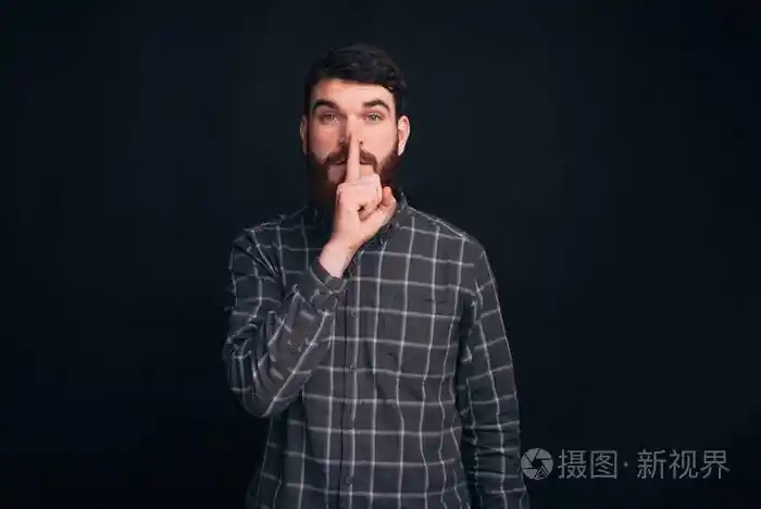 这是个秘密不要告诉任何人英俊的胡须男正在做闭嘴的手势