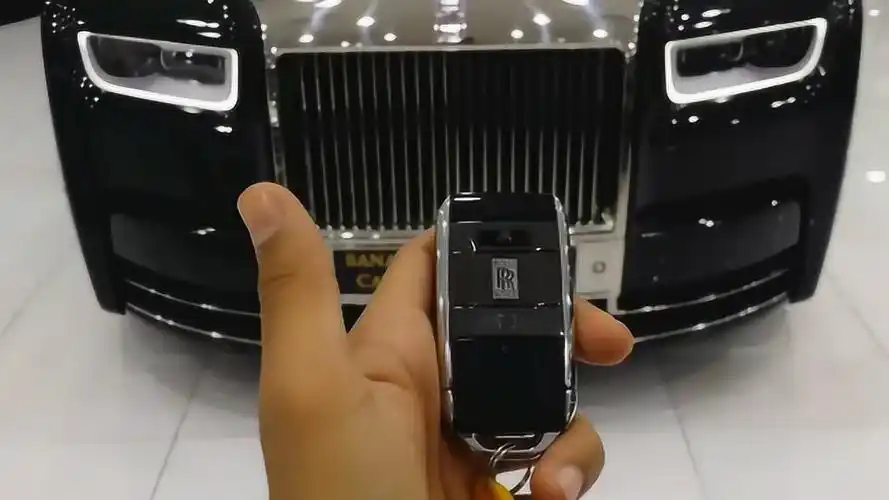 土豪定制的劳斯莱斯幻影到货,按下钥匙打开电吸门,感觉买对了!