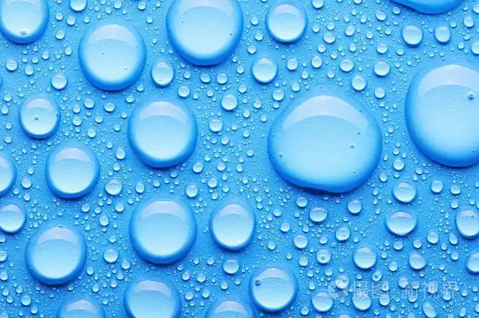 蓝色背景上的水滴