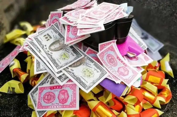 你可能看到,在小区角落,在路边,在烧纸点店,都备有专门烧纸的铁桶烧炉