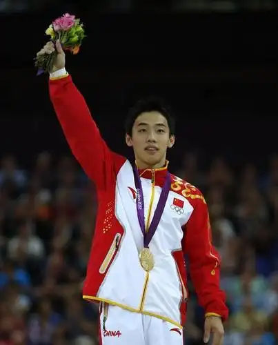 体操女神28岁亭亭玉立,嫁给奥运五金王,今儿子一岁戴眼镜像爸爸_邹凯