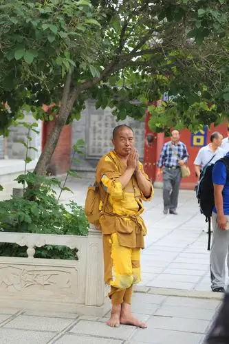 显通寺内朝拜的僧人.