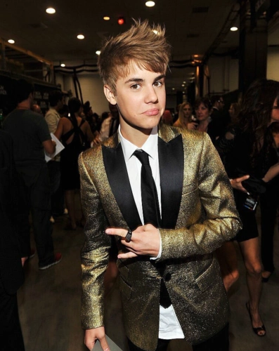 justin bieber就连人称考验帅哥标准的寸头也被比伯完美驾驭.