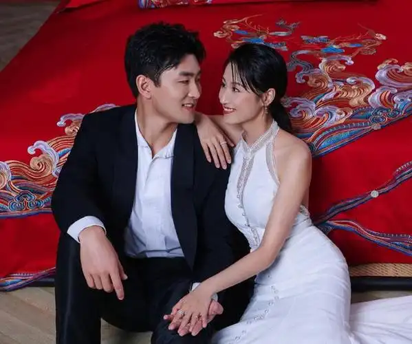 王彦霖在庆祝结婚两周年时晒出了照片,他的妻子看起来甜美娇嫩