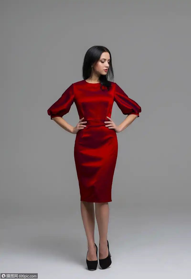 轻美丽的白种人黑发,穿着华丽的衣服,镜头