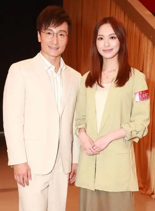 港姐冯盈盈甜晒男友视角照片,惹认爱疑云!