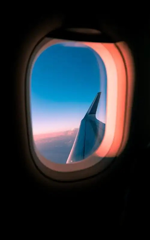 飞机窗外的尾翼