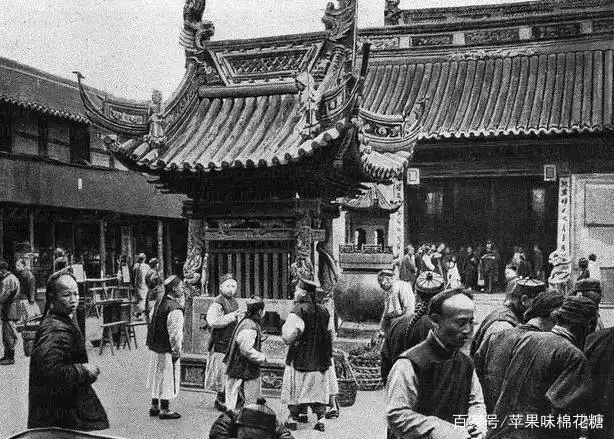 一百年前的人也很封建,每逢十五就来寺庙祈福