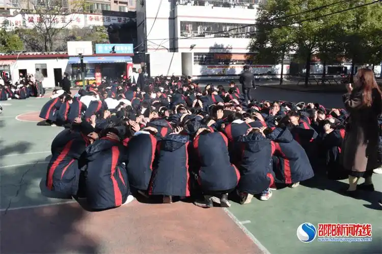 隆回东方中学举行防空防震应急疏散逃生演练活动