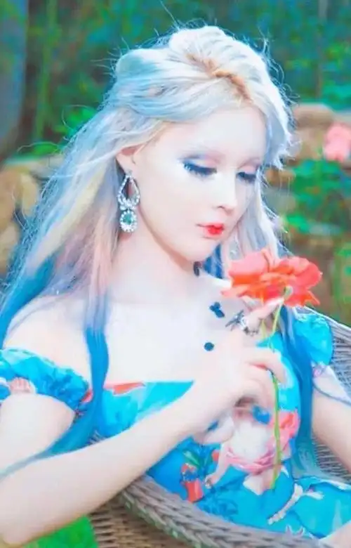 "真人芭比"网红迪丽拉,公开否认整容,结果吃饭却不敢张嘴?