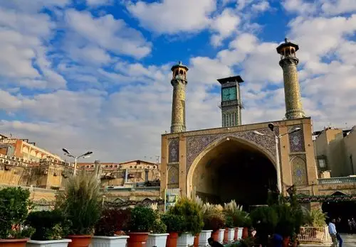 伊玛目霍梅尼清真寺在德黑兰大巴扎里面,是德黑兰最大和最繁忙的清真