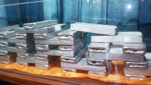 少数民族村庄看银器,工艺确实好,可没钱买,看看过眼福也不错这是银砖