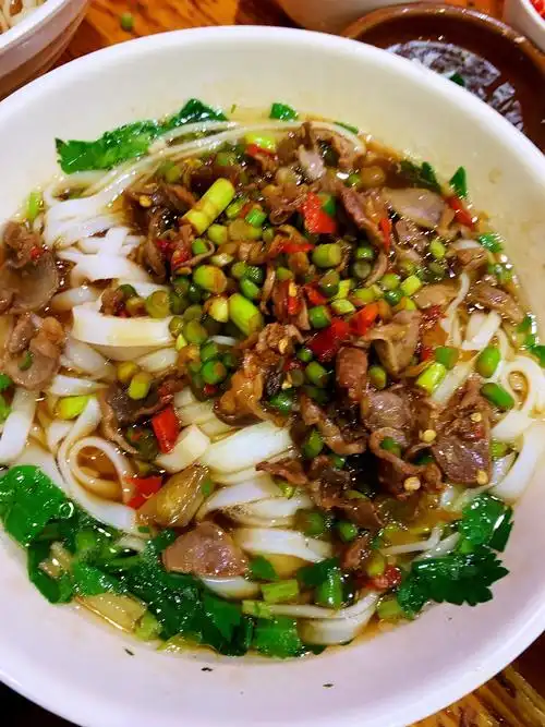 看到旁边让吃酸辣鸡杂粉,我又去加了一份,不过味道不如老赣州的好