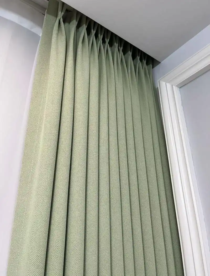 2,窗帘离地1~1.5公分就够了,超过2公分的吊着是真的很难看.