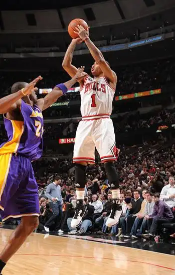 图文常规赛湖人vs公牛罗斯外线跳投