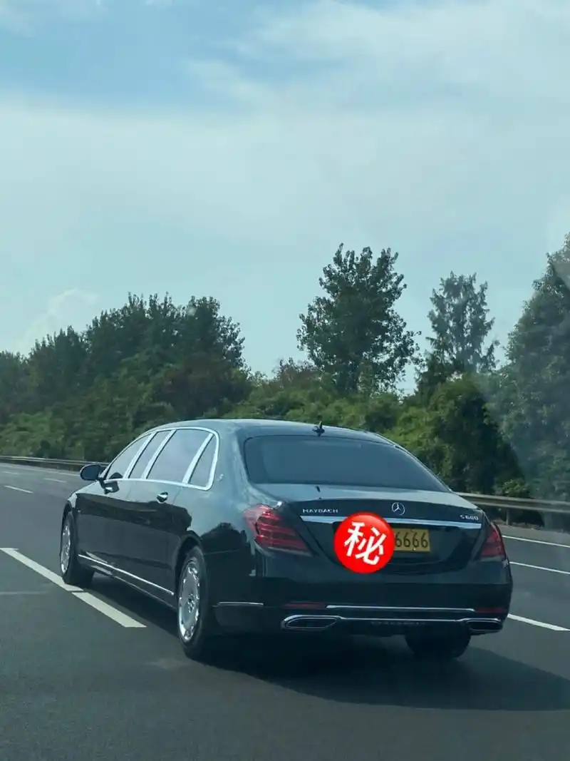 路遇黄牌迈巴赫(副驾拍摄)
