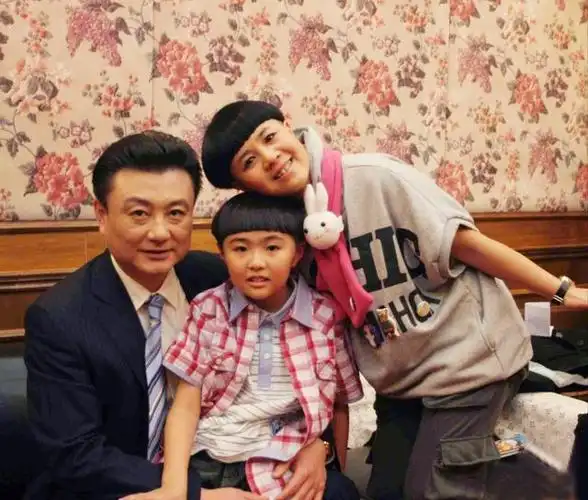 岳母1992年因脑瘤去世后,王宁和刘纯燕支持岳父再婚,让老人找到了新的