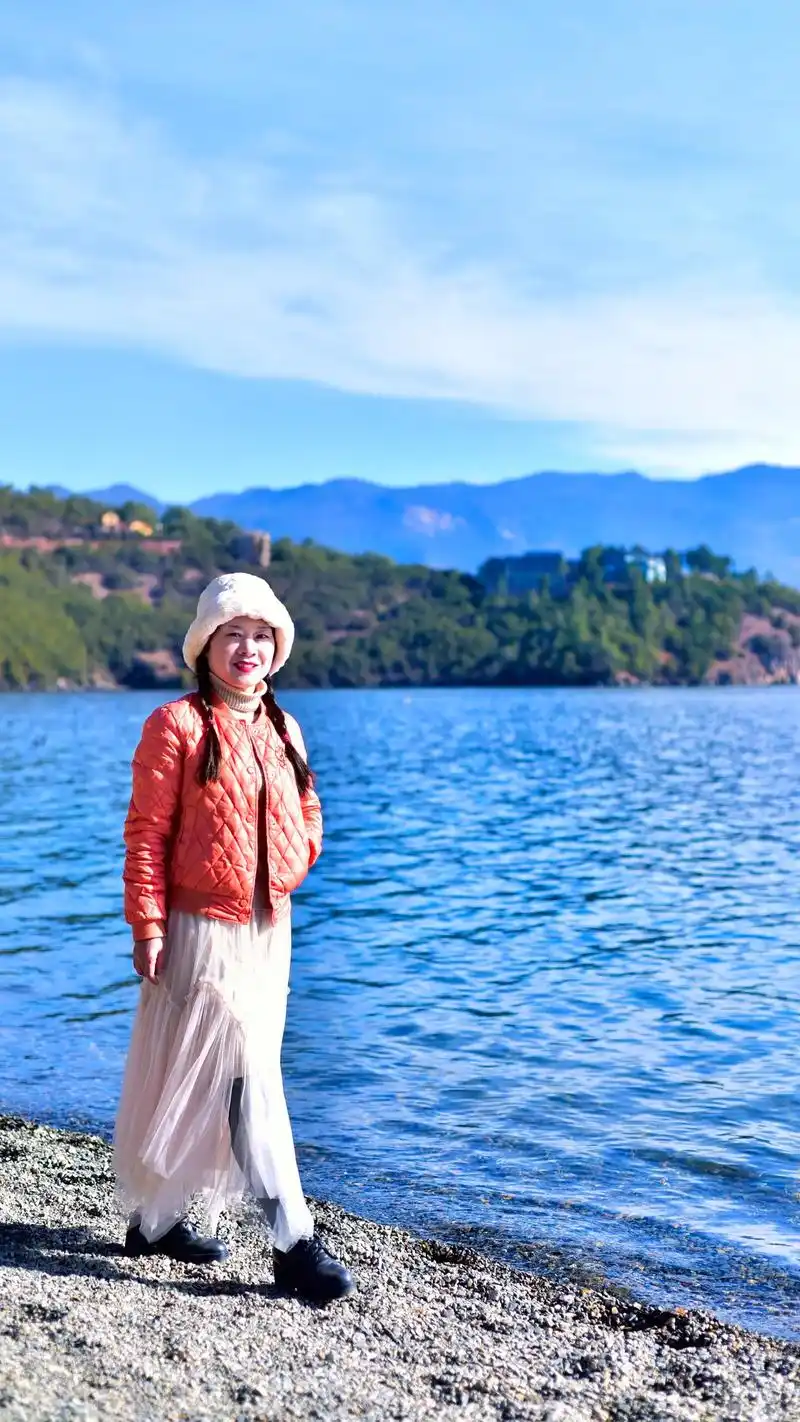 冬日的泸沽湖,日光与晨雾9115交织,朦胧的仙境中,湖上泛起阵阵