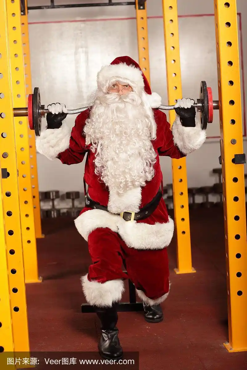 圣诞老人在圣诞节前进行举重训练