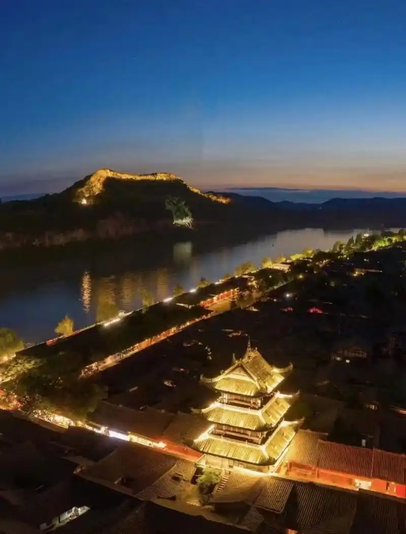 阆中古城夜景         嘉陵江岸五颜六色的灯光,美丽的鳌山圣景,满载