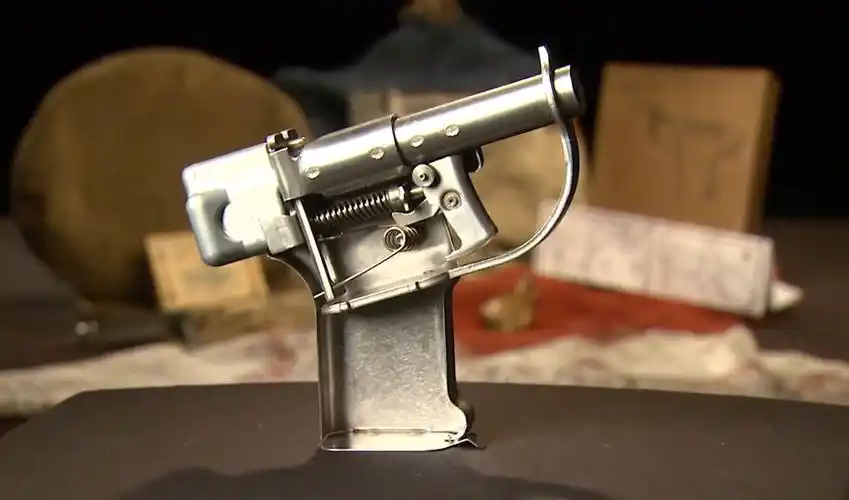 十秒造枪,售价两美元,常以"信号枪"自居,俗称"解放者"