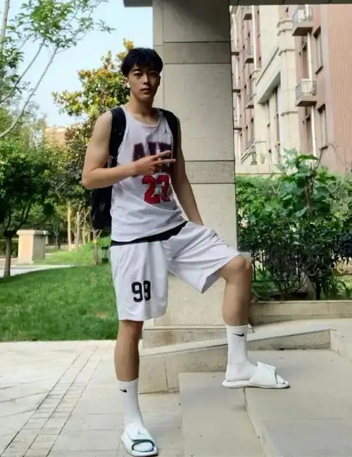 抓拍民间野生帅哥合集网友不止亿点点心动