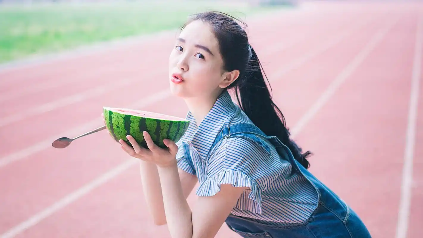 清纯校园美女操场吃西瓜电脑桌面壁纸