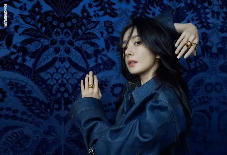 身穿loewe服饰的她游走于冬日里的古堡,最终呈现出油画质感的大片.