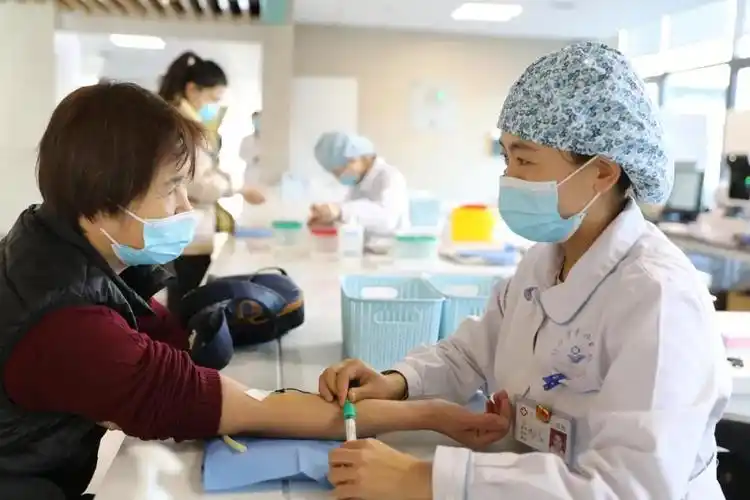 资料图:患者进入医院就诊.乔利峰 摄