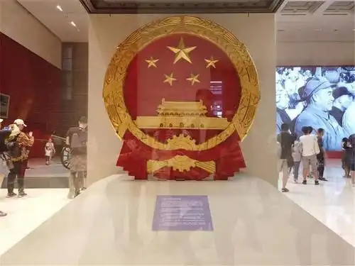 新中国成立时天安门城楼上悬挂的国徽