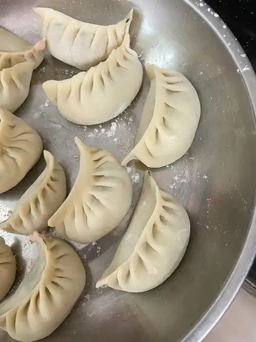 今天又来包饺子啦看了很多教程 其实多包几次就会get到它的技巧了饺子