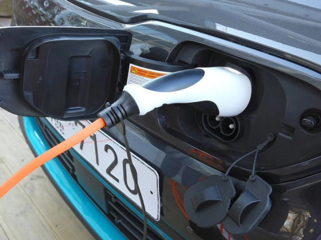 作为纯电动车大家当然最关心续航里程,这款车搭载了64度电的锂电池组