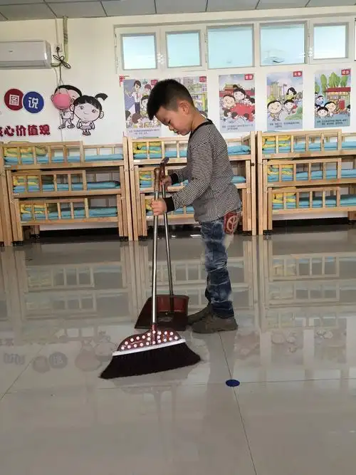 李鑫雨小朋友在帮忙扫地呢!